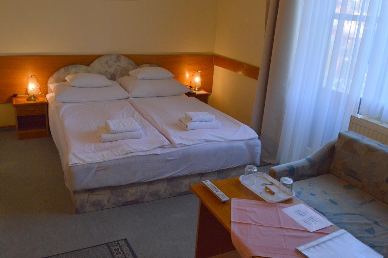 Apollo Motel Kecskemét Exteriör bild